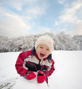 快乐的小孩玩雪，好冬天天气