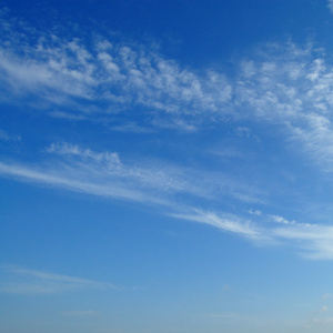 在蓝蓝的天空中云