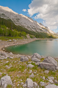 美丽的湖和山风景