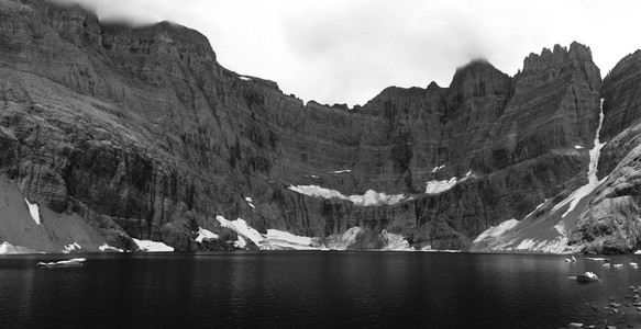 在黑色和白色的冰山湖