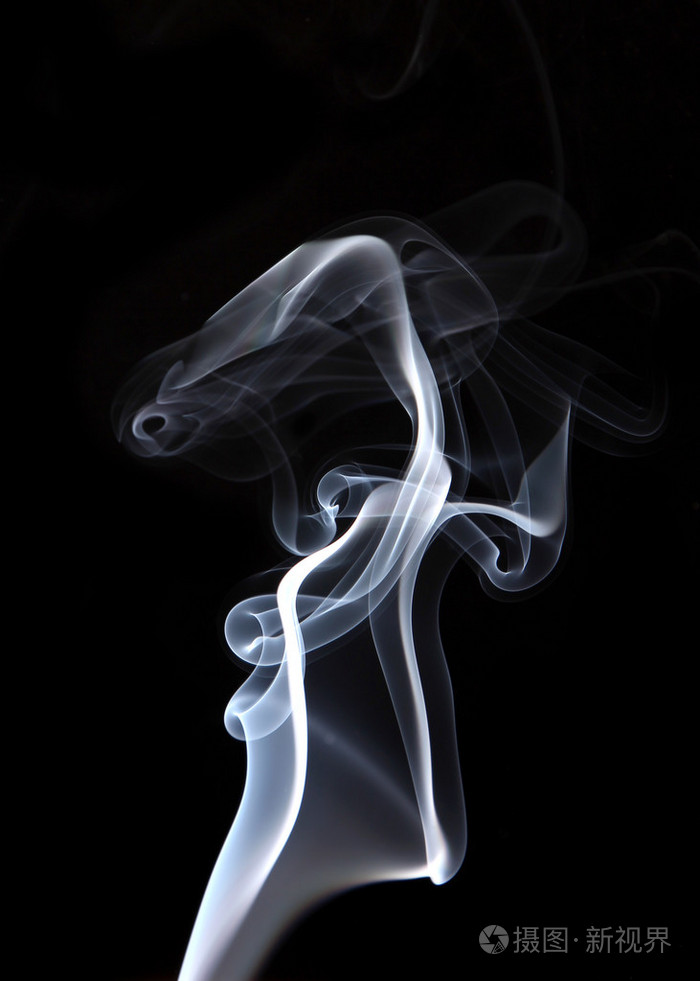黑色背景上孤立的烟照片-正版商用图片0vfhee-摄图新视界