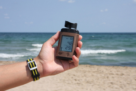 在海滩上的风速度测量图片