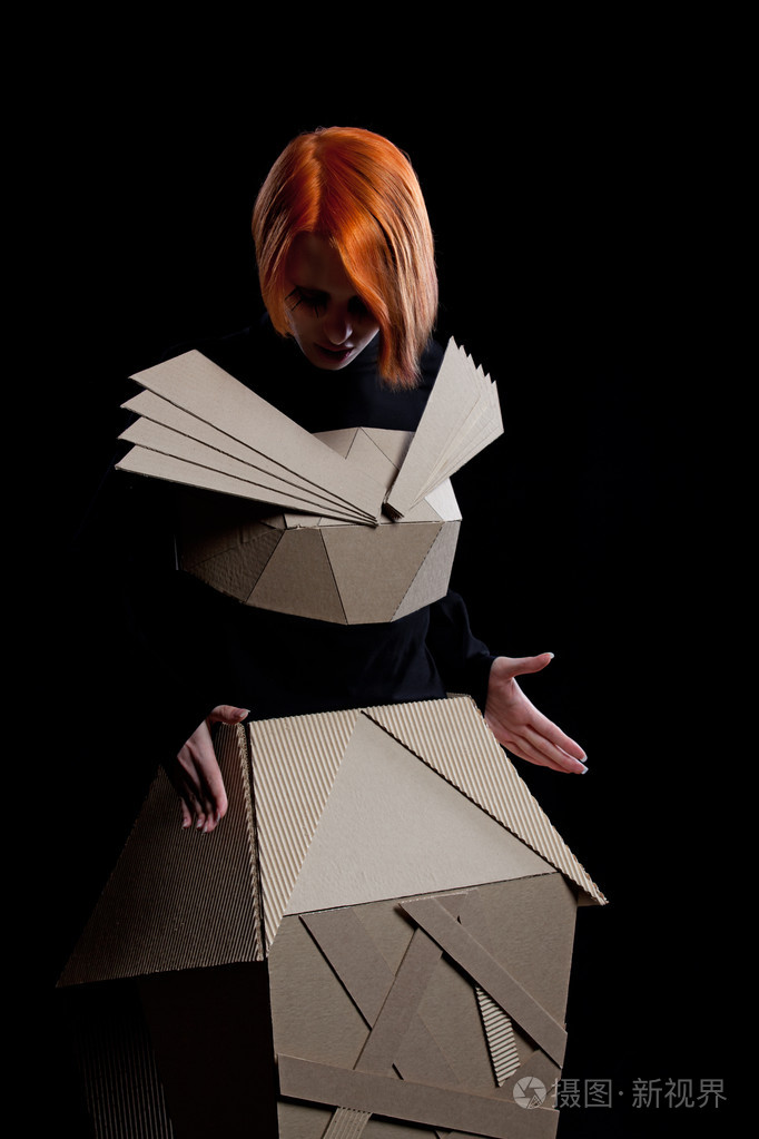 在纸板礼服娃娃