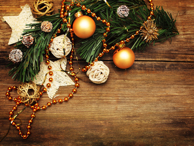 圣诞背景与金色的装饰，星和圣诞树