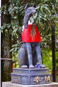 在日本神社狐狸雕像
