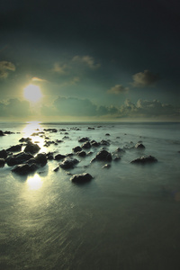 令人惊叹的长时间曝光海滩，日出时岩