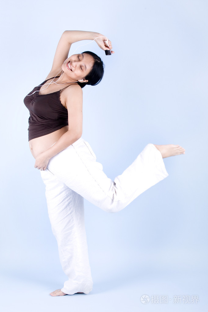 跳舞怀孕的女人