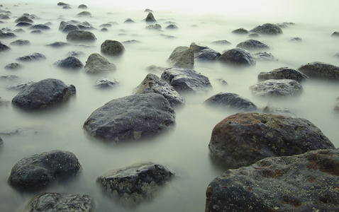 令人惊叹的长时间曝光和岩石在海滩上