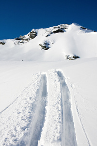 在一座山的滑雪道