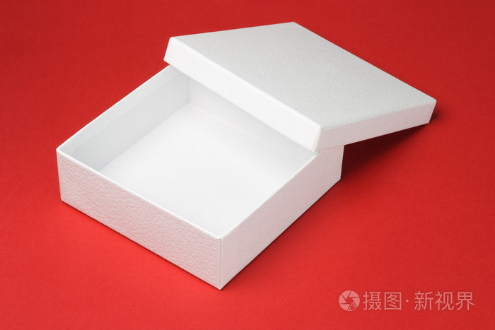 开放和空白色礼品盒