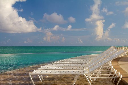 在巴哈马群岛的热带游泳池沙滩椅
