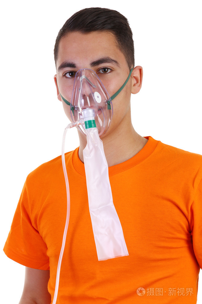 一个年轻的家伙,戴着氧气面罩