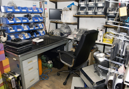 杂乱抽屉凌乱的电脑室照片