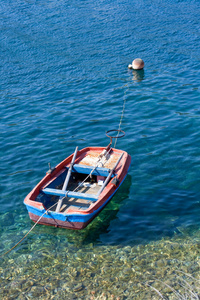 在 fiscardo 的海面上船