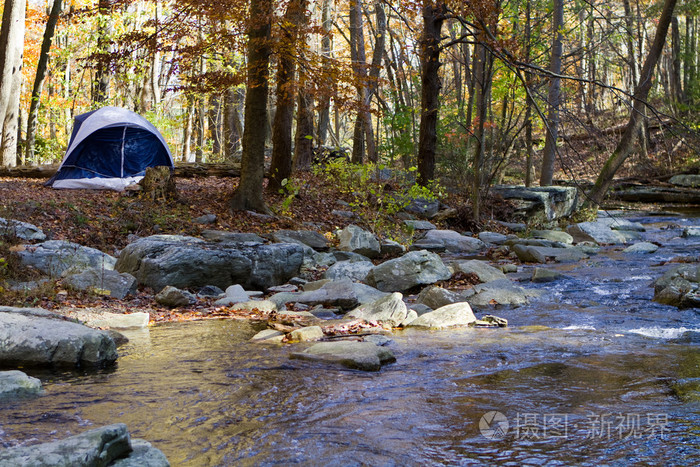 露营的山间溪流