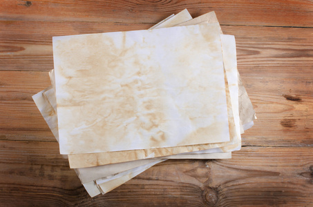 在木质表面上的旧纸