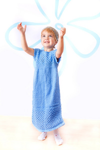 性格开朗的小女孩针织蓝色裙子