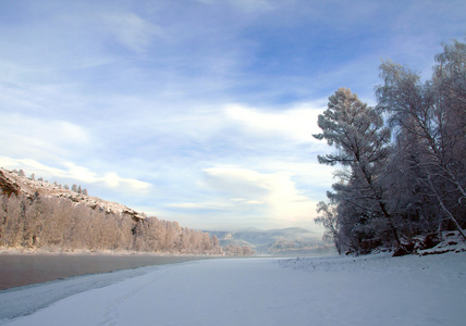 冬季景观与雪树和山中河