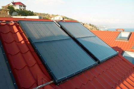 替代能源房子屋顶上的太阳能系统