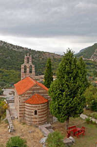 红色屋顶的黑山山脉的小教堂
