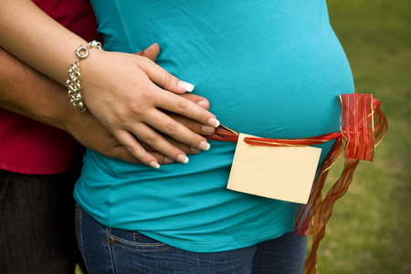 怀孕的妇女，她的丈夫正在举行。具有空间为您的文本标记
