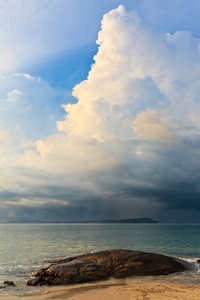 靠近海滩的雷雨