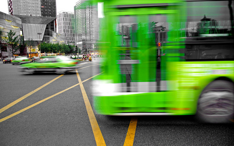 高速度和市区道路上的模糊的巴士径