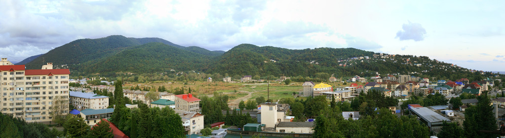 镇和山脉全景