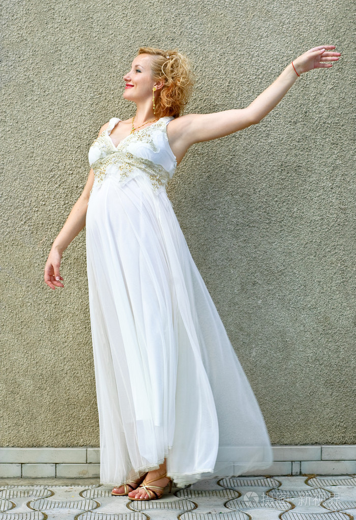 怀孕的幸福新娘