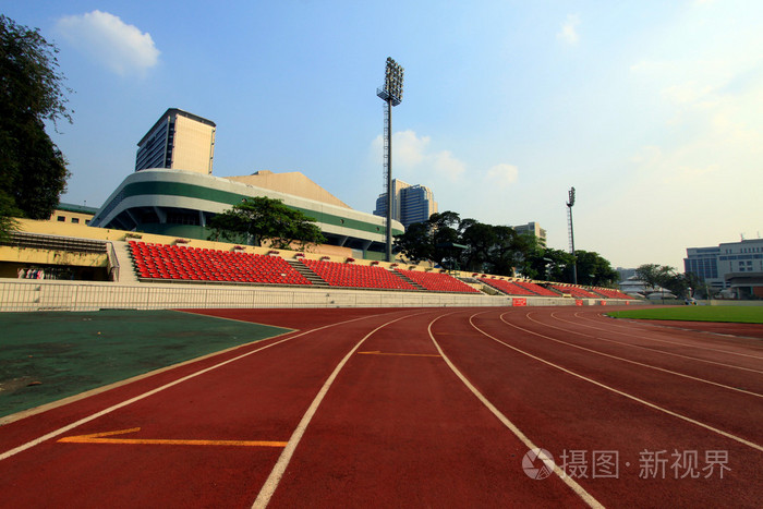 在体育体育场中运行赛道