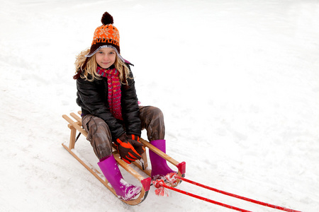 雪橇在雪中的女孩图片