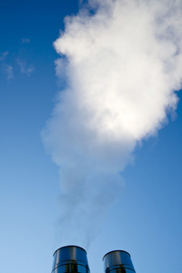 工业烟气从烟囱上蓝蓝的天空