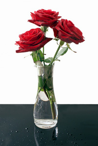 在玻璃透明玻璃瓶中的红玫瑰图片