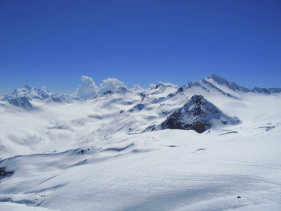 高加索山脉雪和晴朗的天空下