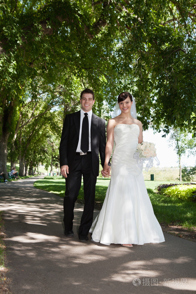 新婚青年夫妇手牵着手