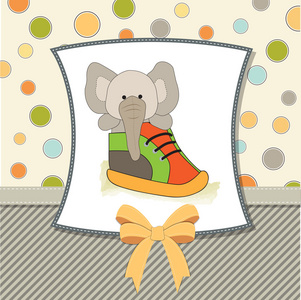 婴儿洗澡卡与藏在鞋子里的玩具熊