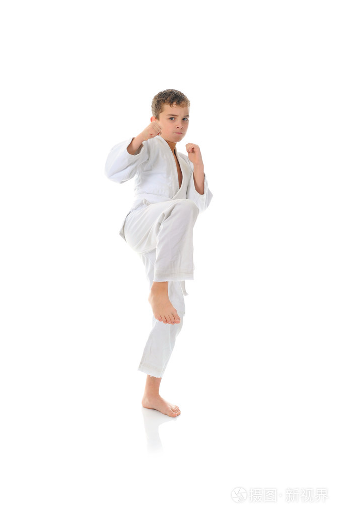 年轻的男孩训练空手道