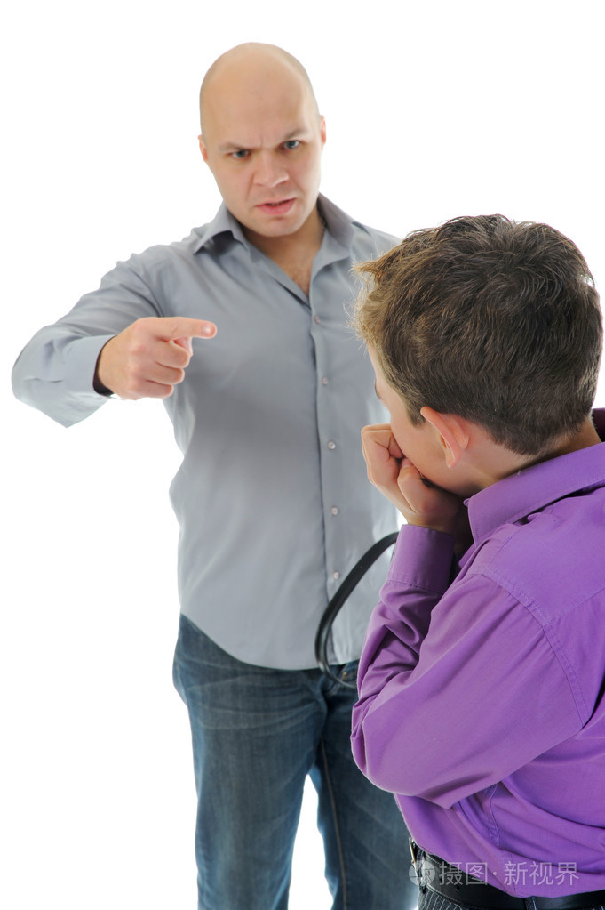 严厉的父亲惩罚他的儿子