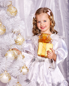 儿童装饰圣诞树