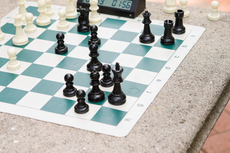 在公园里的国际象棋游戏板计时器