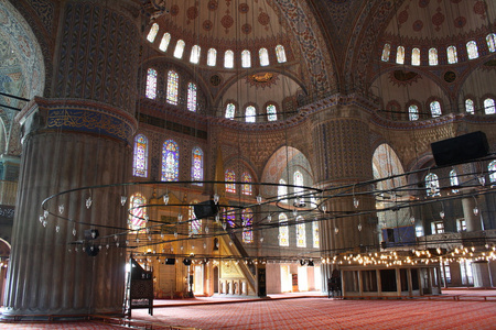 在土耳其伊斯坦布尔的蓝色清真寺的内部