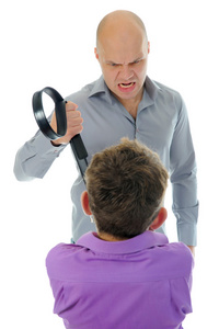 严厉的父亲惩罚他的儿子照片