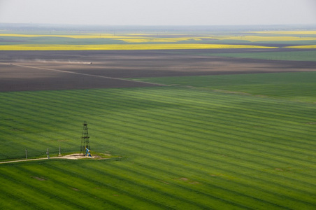 油田单井绿色作物领域的鸟瞰图