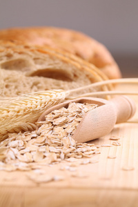 燕麦和新鲜的面包