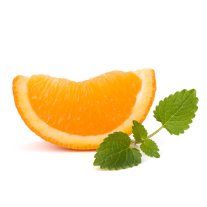 橙色水果部分和柚子薄荷叶