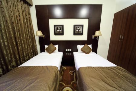 卧室与白色的墙壁 衣柜和两张床的正面视图