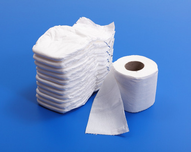 纸尿裤和卫生纸卷图片