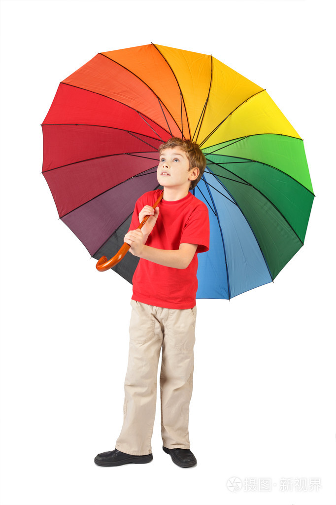 大五彩的伞站在惠特红衬衣的男孩