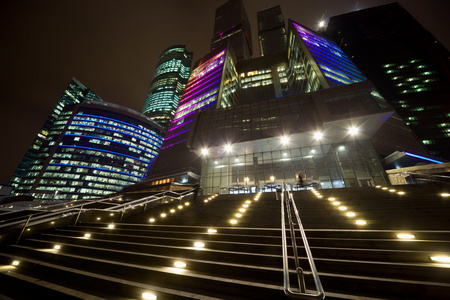现代的办公大楼在晚上，在莫斯科的摩天大楼的外观