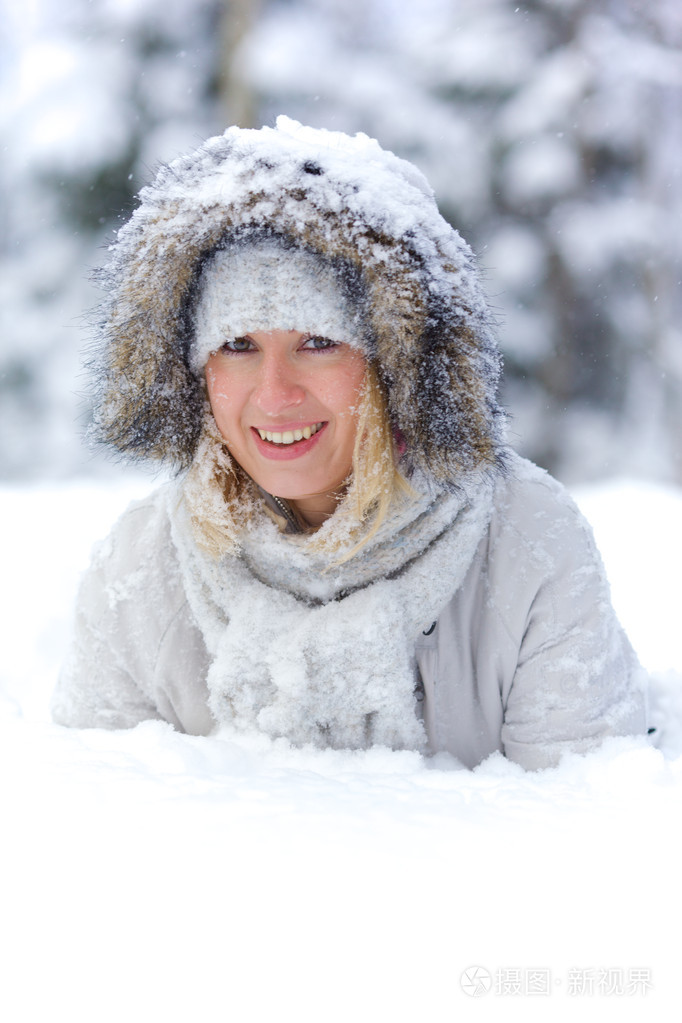 漂亮的年轻女人在雪中